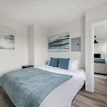 2Br Luxury Suite Near Henry Ford