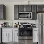 2Br Luxury Suite Near Henry Ford