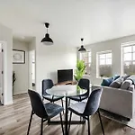 2Br Luxury Suite Near Henry Ford