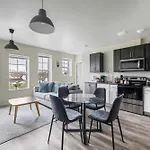 2Br Luxury Suite Near Henry Ford