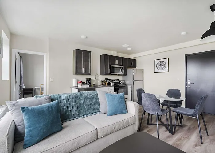 2Br Luxury Suite Near Henry Ford